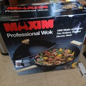Maxim Black Electric Wok with Wooden Handle